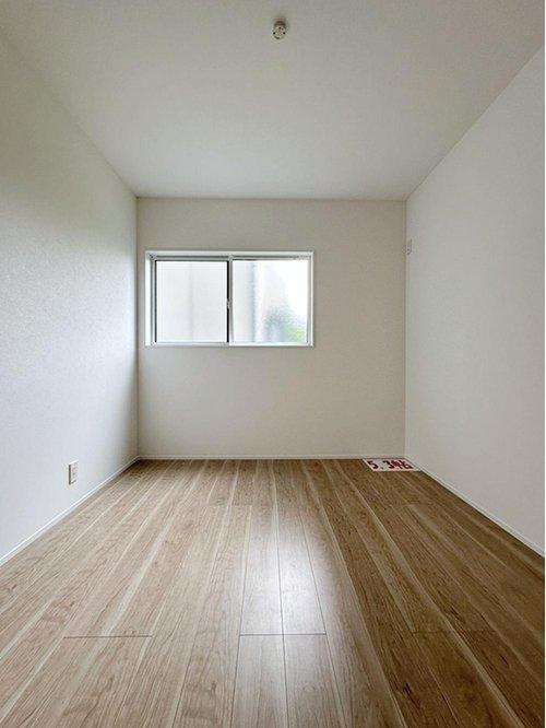 中山新町のその他|5.3帖の洋室☆
法律上は納戸扱いですが居室として利用可能です♪