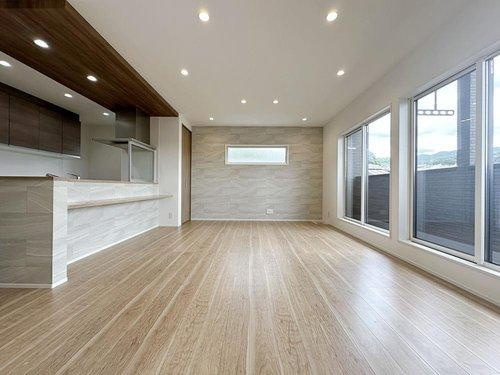 中山新町の居間・リビング|19.2帖の広々としたリビング☆
完成済のため365日ご案内可能♪「今日見たい」にも対応します！