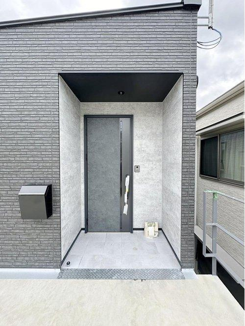 中山新町の玄関|玄関ポーチ☆屋根も付いており、雨が降っても濡れる心配はありません♪