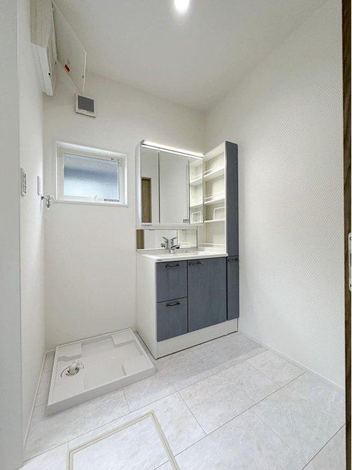 中山新町の洗面所|シャワー付き洗面化粧台☆
洗面台にシャワー機能が付いたもので、シャンプーなども行える多機能洗面台です。また、顔や手を洗うためだけではなく、シャワー付き洗面台を使えば手洗い洗濯などでも利用できます♪