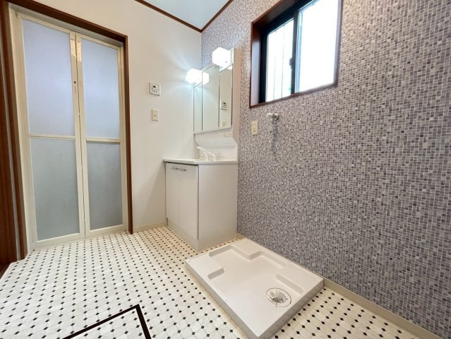 ◆リフォーム済みの美宅◆全居室６帖以上の４ＬＤＫ◆全居室収納有り◆並列２台駐車可◆八幡市八幡植松の独立洗面台|洗面室