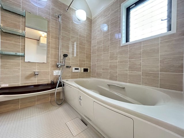 ◆リフォーム済みの美宅◆全居室６帖以上の４ＬＤＫ◆全居室収納有り◆並列２台駐車可◆八幡市八幡植松の浴室|浴室