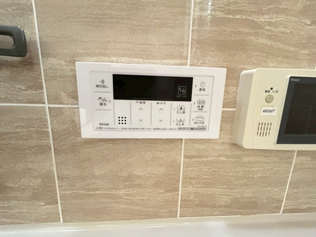 ◆リフォーム済みの美宅◆全居室６帖以上の４ＬＤＫ◆全居室収納有り◆並列２台駐車可◆八幡市八幡植松の浴室|浴室リモコン