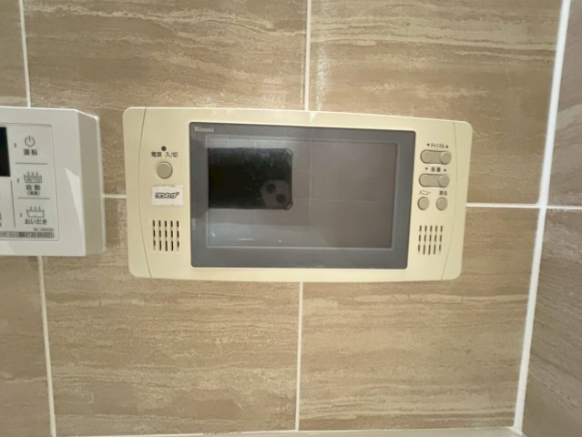 ◆リフォーム済みの美宅◆全居室６帖以上の４ＬＤＫ◆全居室収納有り◆並列２台駐車可◆八幡市八幡植松の浴室|浴室テレビ