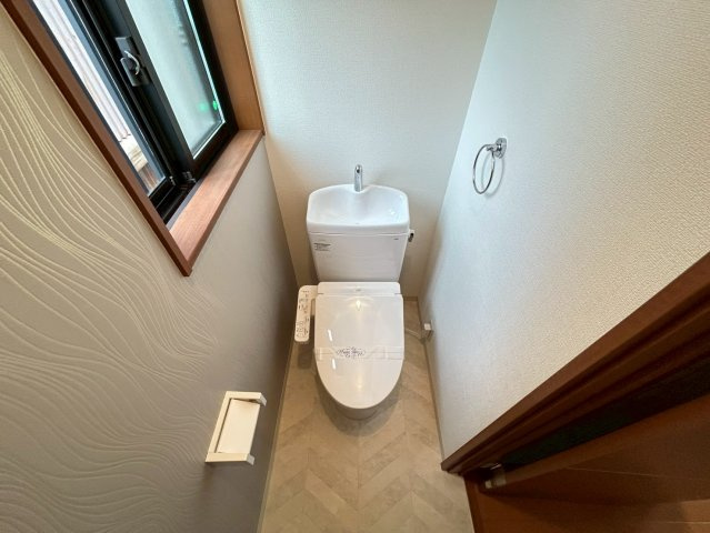 ◆リフォーム済みの美宅◆全居室６帖以上の４ＬＤＫ◆全居室収納有り◆並列２台駐車可◆八幡市八幡植松のトイレ|トイレ