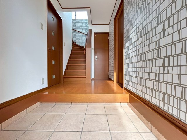 ◆リフォーム済みの美宅◆全居室６帖以上の４ＬＤＫ◆全居室収納有り◆並列２台駐車可◆八幡市八幡植松の玄関|玄関