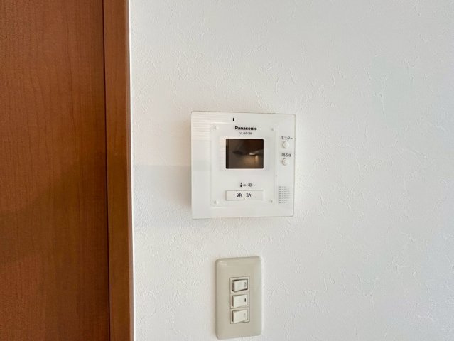 ◆リフォーム済みの美宅◆全居室６帖以上の４ＬＤＫ◆全居室収納有り◆並列２台駐車可◆八幡市八幡植松のセキュリティ|ＴＶモニター付きインターホン