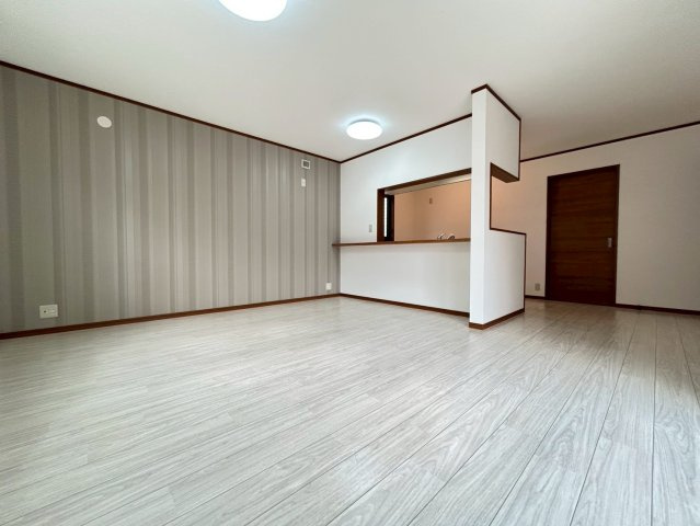 ◆リフォーム済みの美宅◆全居室６帖以上の４ＬＤＫ◆全居室収納有り◆並列２台駐車可◆八幡市八幡植松の居間・リビング|リビング