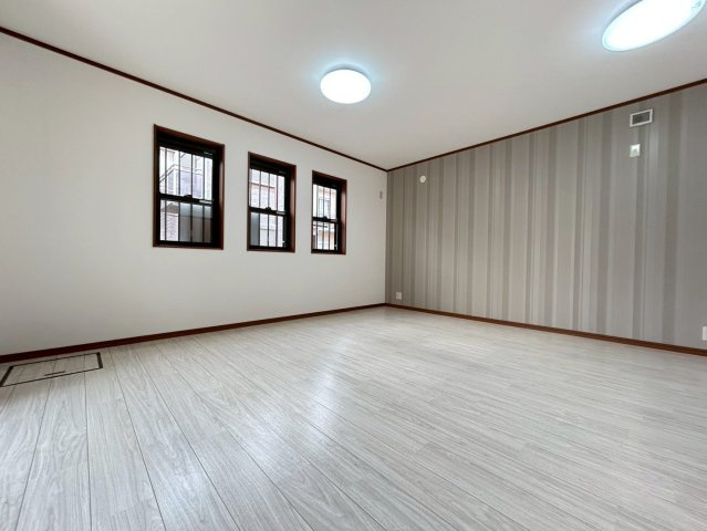 ◆リフォーム済みの美宅◆全居室６帖以上の４ＬＤＫ◆全居室収納有り◆並列２台駐車可◆八幡市八幡植松の居間・リビング|リビング