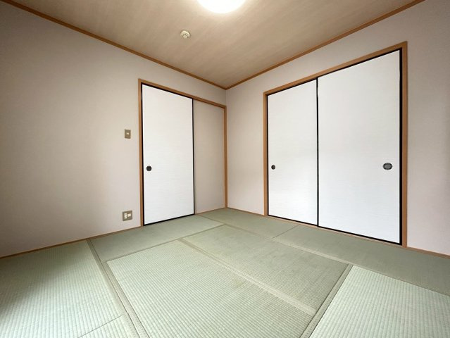 ◆リフォーム済みの美宅◆全居室６帖以上の４ＬＤＫ◆全居室収納有り◆並列２台駐車可◆八幡市八幡植松の和室|和室