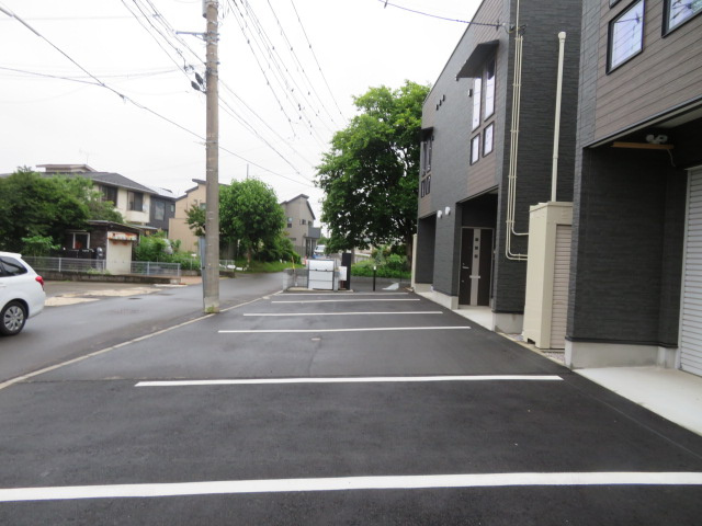 稲城市坂浜の倉庫の駐車場