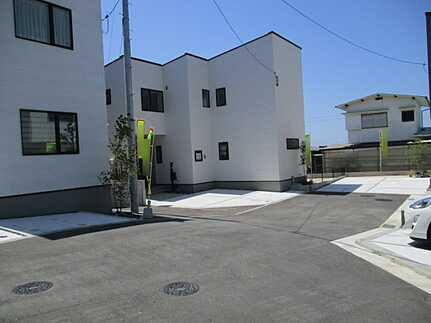 佐伯区皆賀1丁目の前面道路含む現地写真
