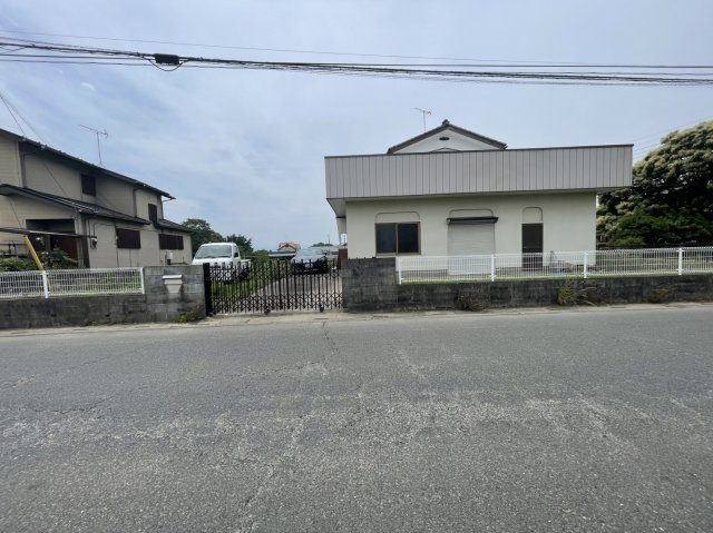 【前面道路含む現地写真】 | 建築条件なし売地　　桶川市川田谷 | 前面道路も広々です。