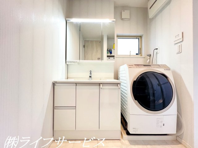 【洗面所】 | 十八条３丁目中古戸建 | 洗面室／三面鏡タイプのシャワー付洗面化粧台！換気にうれしい窓有♪リネン庫もございます。床下収納あり！