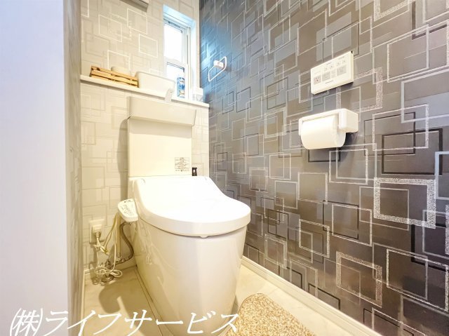 【トイレ】 | 十八条３丁目中古戸建 | １階温水洗浄便座付トイレ