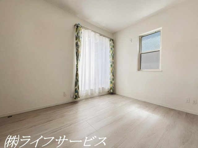 【洋室】 | 十八条３丁目中古戸建 | ２階洋室5.2帖（１）／クローゼット有（こちらの画像はAIホームステージングで加工をしています）