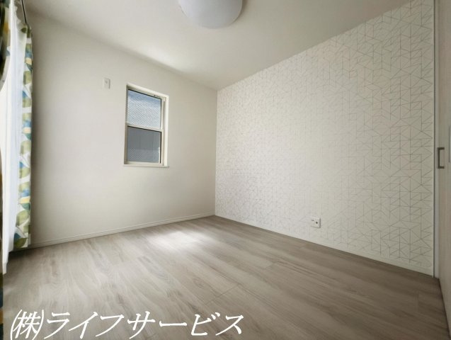 【洋室】 | 十八条３丁目中古戸建 | ２階洋室5.2帖（１）／クローゼット有（こちらの画像はAIホームステージングで加工をしています）