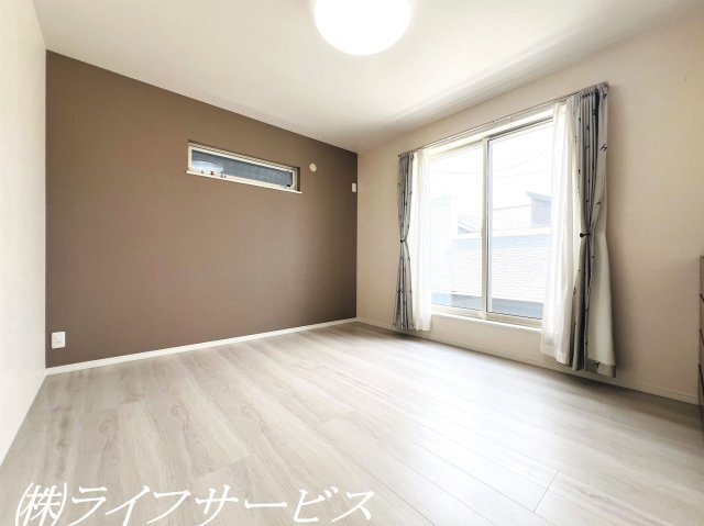 【洋室】 | 十八条３丁目中古戸建 | ２階洋室5.2帖（２）／クローゼット有