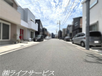 【前面道路含む現地写真】 | 前面道路幅員６ｍにつき駐車時やすれ違い時に余裕がございます♪