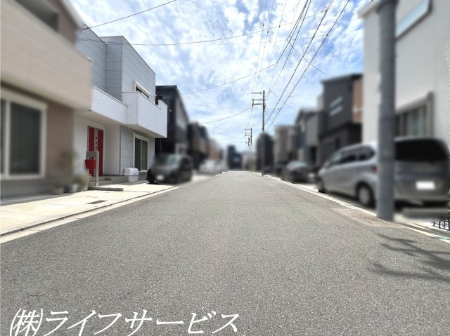 【前面道路含む現地写真】 | 十八条３丁目中古戸建 | 前面道路幅員６ｍにつき駐車時やすれ違い時に余裕がございます♪