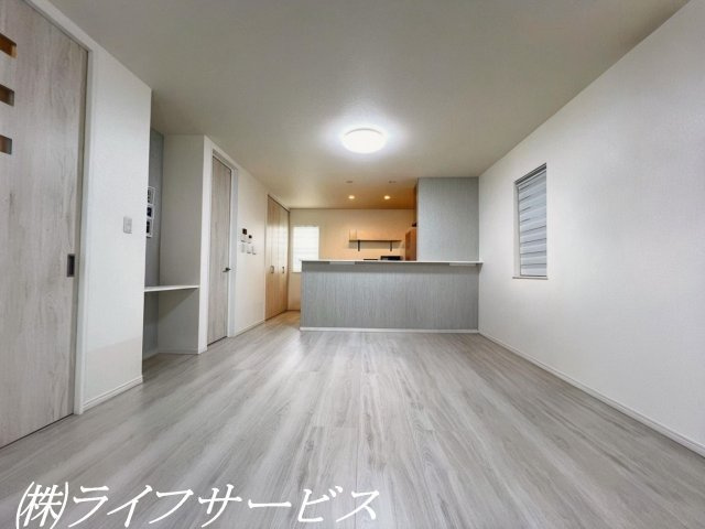 【居間・リビング】 | 十八条３丁目中古戸建 | １階リビングルーム広々約19帖／床暖房３面あり♪（こちらの画像はAIホームステージングで加工をしています）