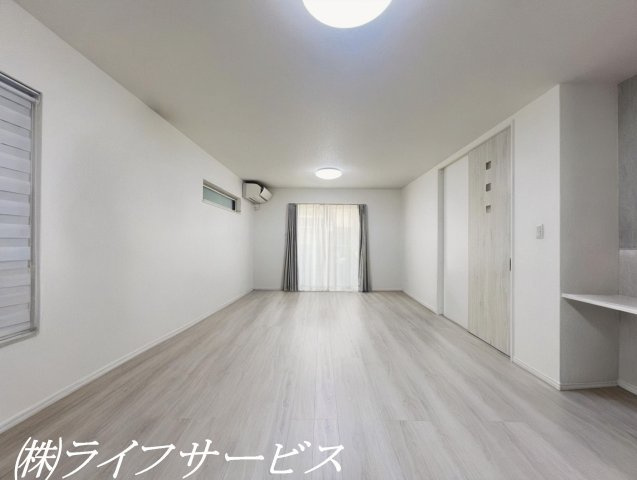 【居間・リビング】 | 十八条３丁目中古戸建 | １階リビングルーム広々約19帖／床暖房３面あり♪（こちらの画像はAIホームステージングで加工をしています）