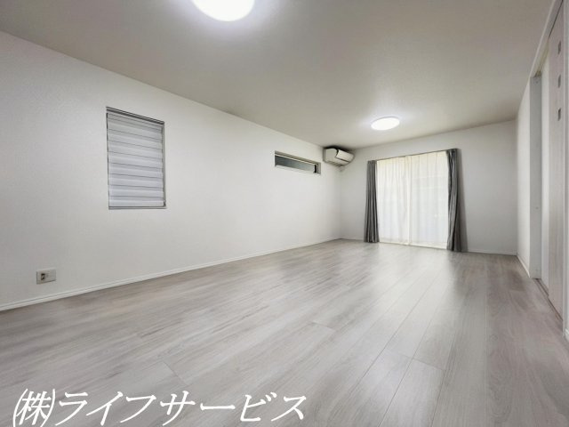 【居間・リビング】 | 十八条３丁目中古戸建 | １階リビングルーム広々約19帖／床暖房３面あり♪（こちらの画像はAIホームステージングで加工をしています）