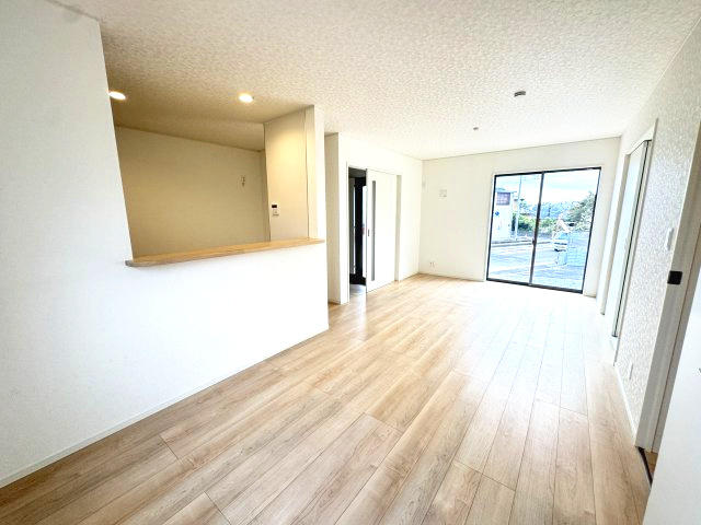 クレイドルガーデン前橋市河原浜町第３　２号棟の居間・リビング|カウンターキッチンなのでお料理をしながら会話もできます。
夕食の支度をしながら、お子様の様子も見られて自然と会話も増えますよ♪
