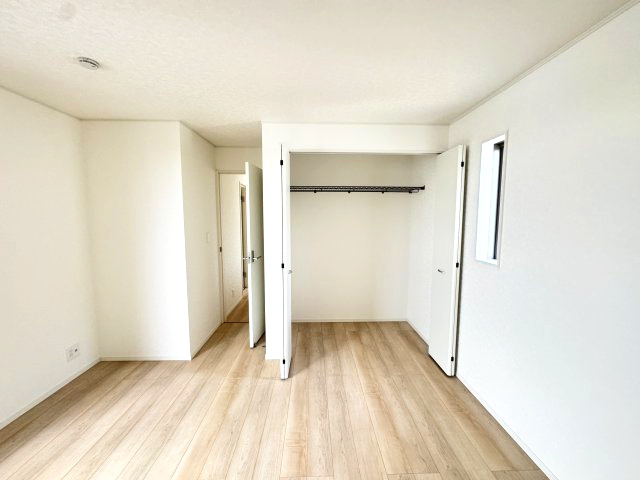 クレイドルガーデン前橋市河原浜町第３　２号棟の洋室|2階洋室1収納です