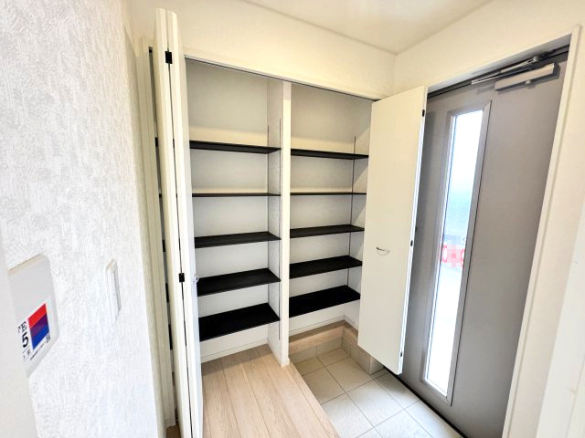 クレイドルガーデン前橋市河原浜町第３　２号棟の収納|収納もある玄関です