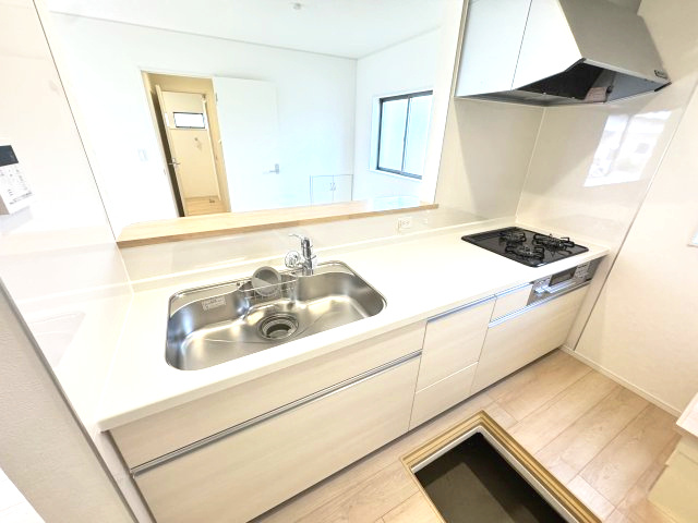 クレイドルガーデン前橋市河原浜町第３　２号棟のキッチン|人気のカウンターキッチン採用です☆
コンロも３口ご用意しています！調理スペースも広くストレスなくお料理できます。
浄水器つきなので美味しいお水も飲めますよ♪
収納も沢山ご用意しています。