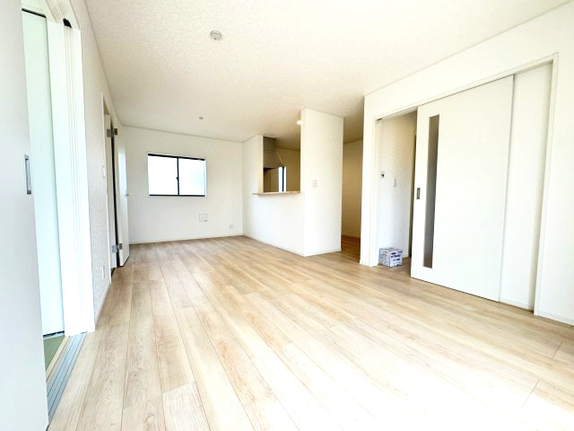 クレイドルガーデン前橋市河原浜町第３　２号棟の居間・リビング|人気の対面式キッチンを配した空間はお好みの家具も合わせやすく、家族がくつろぐ快適な空間造りをサポート。窓からは明るい陽光が差し込みます。