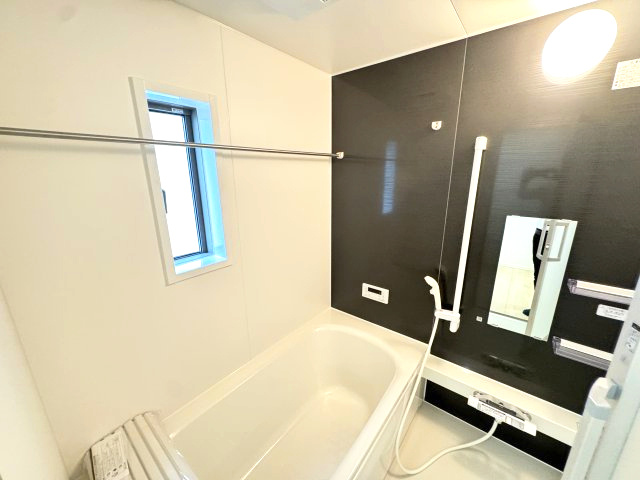 クレイドルガーデン前橋市河原浜町第３　２号棟の浴室|１坪タイプのフルオートバスです！
足を延ばして入れる広さなので一日の疲れも癒されますよ♪
室内物干しや浴室乾燥機もあるのでお天気の悪い日にはランドリースペースとしてもご利用できます！