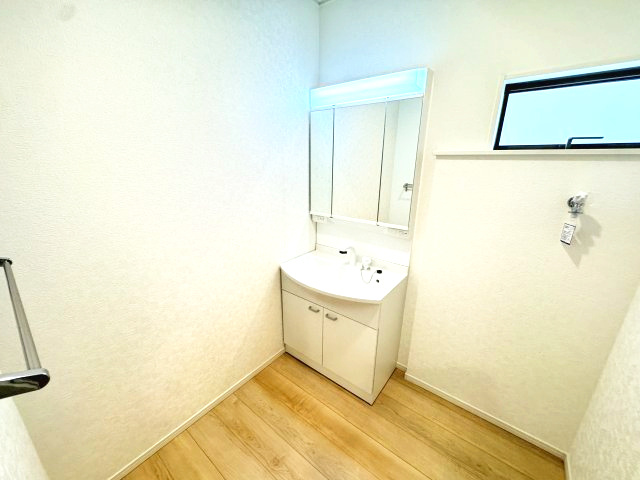 クレイドルガーデン前橋市河原浜町第３　２号棟の独立洗面台|シャワー水栓付き洗面台で朝の身支度もバッチリです！
洗面台には収納スペースもあり洗面室もすっきり片付きますよ！