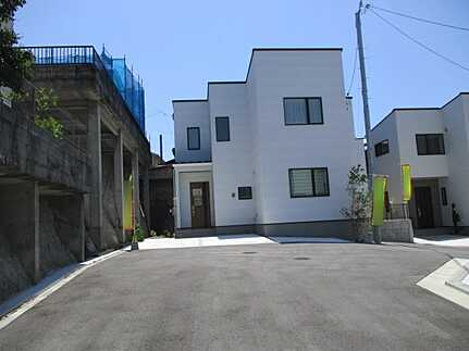 佐伯区皆賀1丁目の前面道路含む現地写真