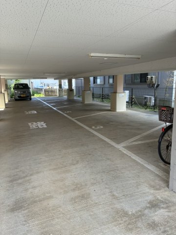 エスポワール出来島の駐車場