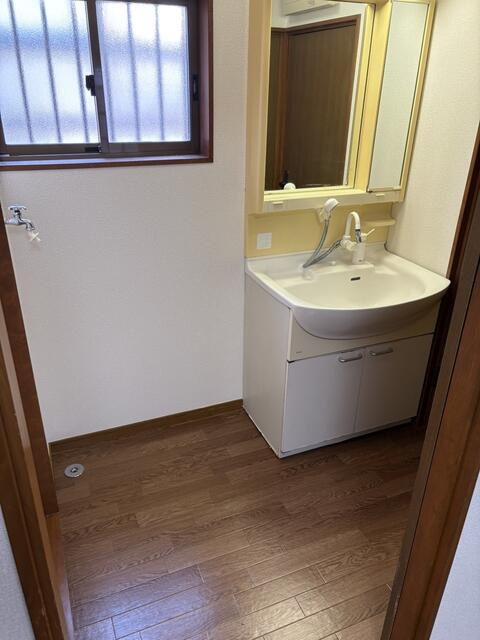 富士見市羽沢１丁目の中古一戸建の独立洗面台|お掃除にも便利なシャワー付き洗面化粧台です。