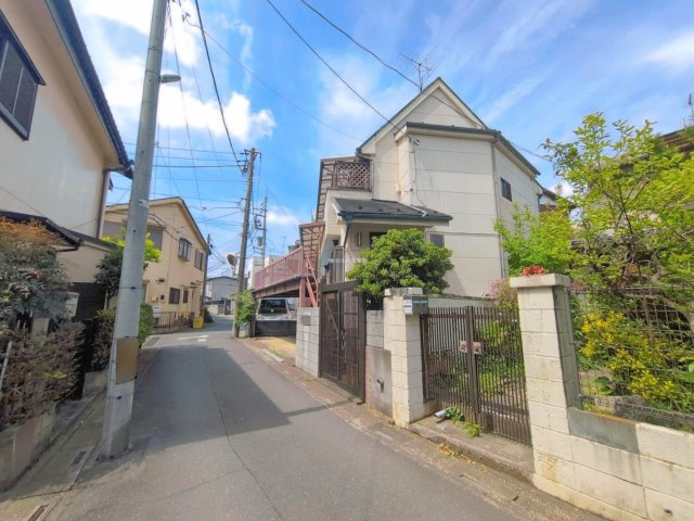 富士見市羽沢１丁目の中古一戸建の前面道路含む現地写真