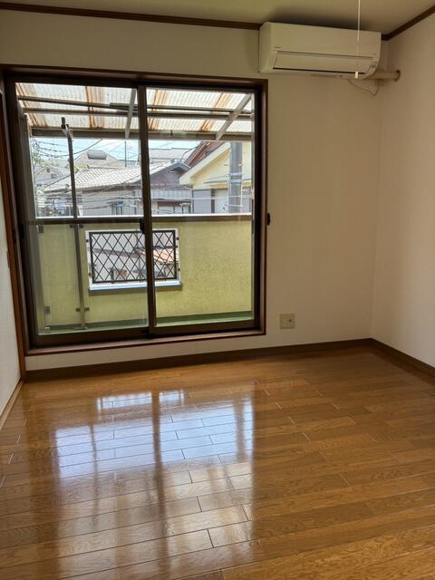 富士見市羽沢１丁目の中古一戸建の内装|2階南西側6帖の洋室です。
南向きで明るい居室。収納もたっぷりです。