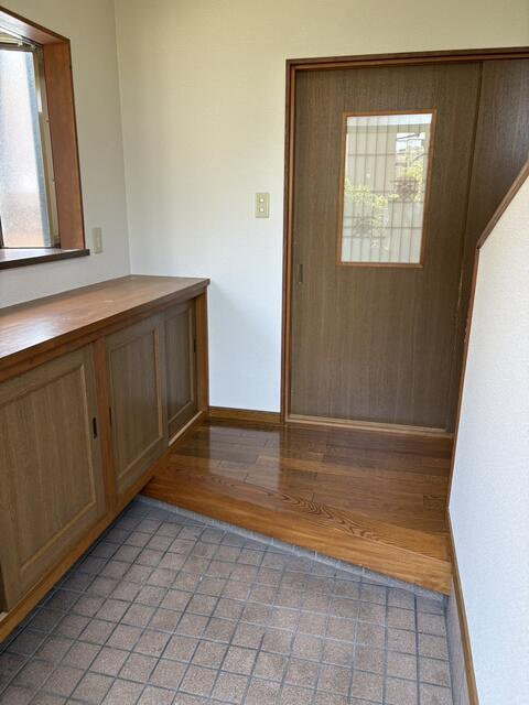 富士見市羽沢１丁目の中古一戸建の玄関|窓からの採光があり、明るく広い玄関で、お客さまも気持ちよく迎えられます。