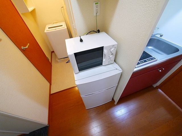 レオパレスくれーる大安寺のキッチン|2ドア冷蔵庫・電子レンジ