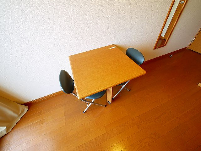 レオパレスくれーる大安寺の設備|テーブル・椅子