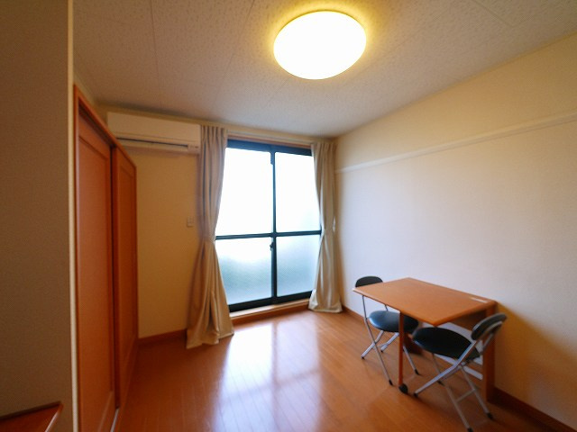 レオパレスくれーる大安寺の寝室|落ち着いた色調の寝室です