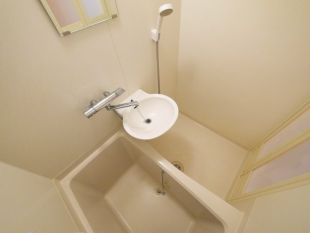 レオパレスくれーる大安寺の浴室|コンパクトで使いやすいお風呂です