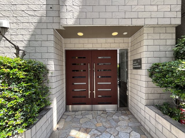 ラグジュアリーアパートメント東日本橋のエントランス