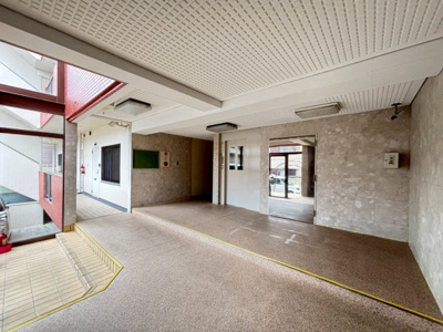 【エントランス】 | ハイグレードヒガシ浅香山 | 玄関にシューズボックスありますよ！玄関周りもスッキリ片付きますね！