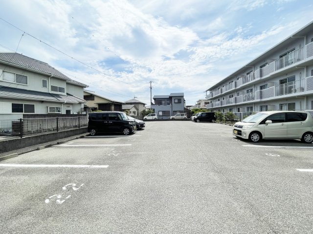 ハローイングスの駐車場