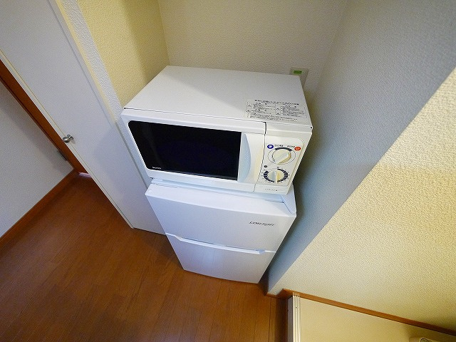 レオパレス千原Ⅱのキッチン|2ドア冷蔵庫・電子レンジ