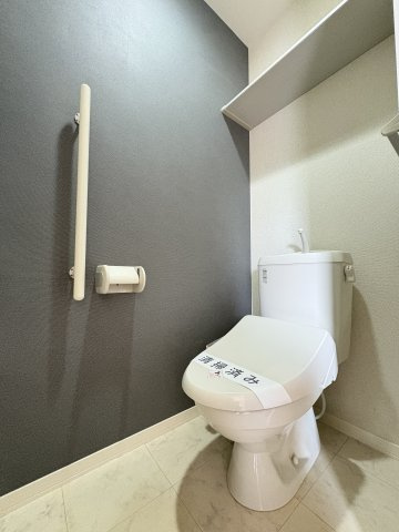 メグヴィレッジ玉川のトイレ|上部に収納棚♪