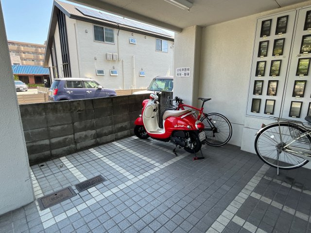 エレーヴ新在家の駐車場